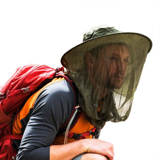 Hat with a built-in finemeshed mosquito net