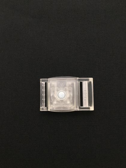 Fidlock_SNAP_Buckle_Flat_30_Clear_(30mm / 1.18") _F8010_Black_Background_Closed